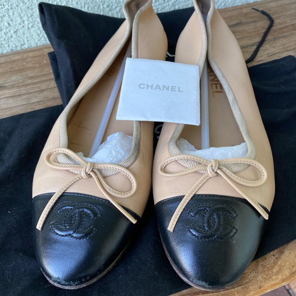 Chanel classic two-tone shoes with lamb skin with anti-slip sole. - Picture 5 of 5